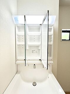 その他設備(三面鏡裏収納)