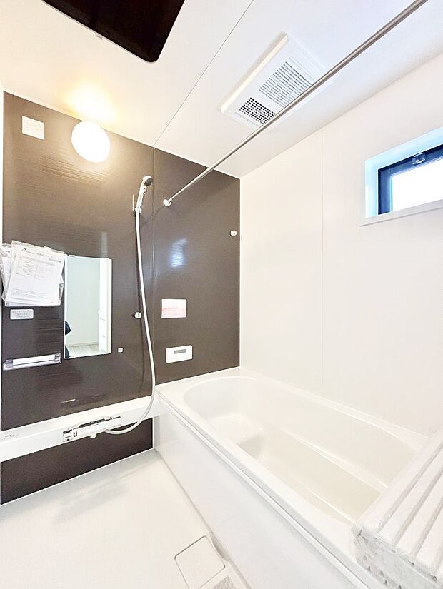 【浴室】~Bath Room~ ゆったりと足を伸ばして入浴することが可能!一日の疲れを癒す貴重なバスタイムです。お子様とご一緒でも十分な広さなので、リビングとは違った家族団欒のひと時をお楽しみいただけます。