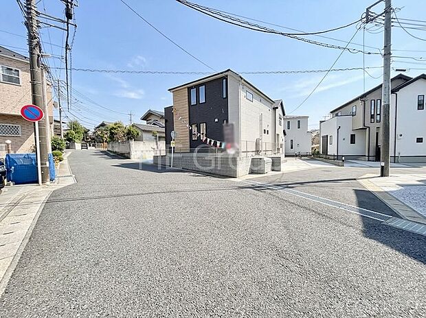 【前面道路含む現地写真】角地なので日当たりも良く、お家が堂々として見えます。
