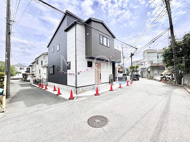 【前面道路含む現地写真】~Exterior~ 前面道路:西5.62m・北4m公道 前面道路は閑静な住宅地をはしる車通りの少ない道路。駐車の出し入れもらくらくです!ご不明点・現地見学のご希望は、お気軽にお問い合わせください!