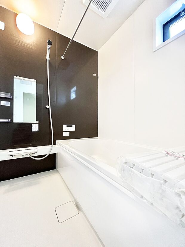 【浴室】～Bath Room～　落ち着いた雰囲気の浴室で明日に向けてリフレッシュ。浴室乾燥機能も付いているので隣の洗濯機置き場で洗い上がった洗濯物を、雨の日も天気を気にせず乾燥させることも可能です。