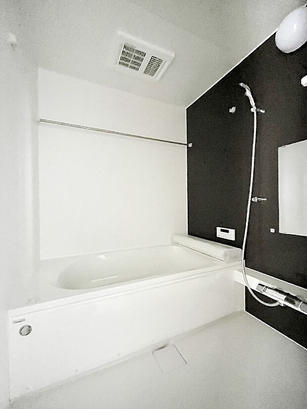 【浴室】~Bath Room~ ゆったりと足を伸ばして入浴することが可能!一日の疲れを癒す貴重なバスタイムです。お子様とご一緒でも十分な広さなので、リビングとは違った家族団欒のひと時をお楽しみいただけます。
