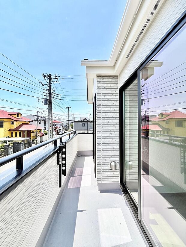 【バルコニー】～Balcony～　南向きのバルコニーの前には雲以外に太陽を遮るものがありません。お洗濯物も乾きやすく、何より明るく気持ちのいい光が入ってきます。使いやすく開放的なバルコニーです♪