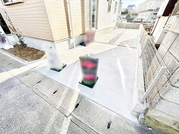 【駐車場】～Parking～ 嬉しいコンクリート仕上げのカースペース。雨の日も足元を気にせず外出できます。空いたスペースには、花や緑で彩るガーデニングもオススメです。  