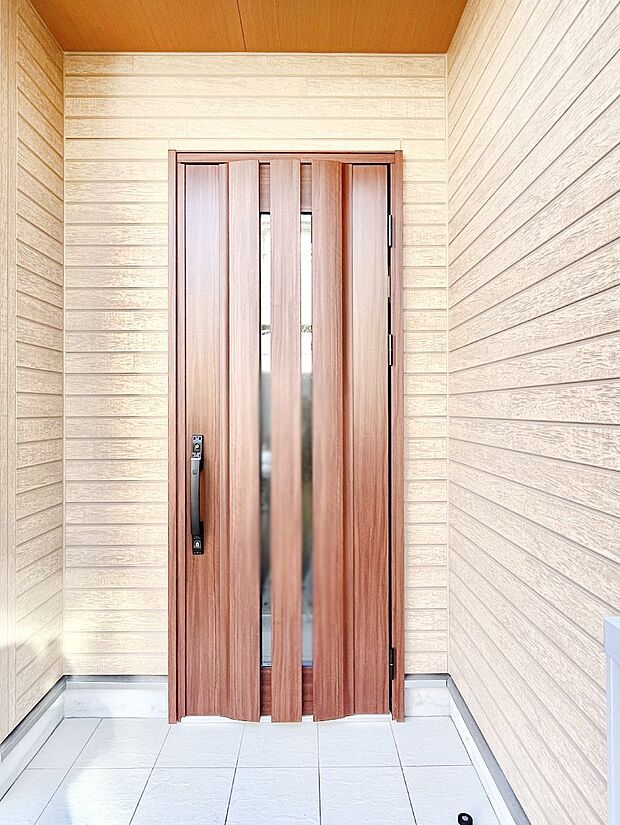 【玄関】～Entrance～　玄関は、お客さんをお迎えする場であり、家族が出入りする場でもあるので「おうちの顔」とも呼ばれる重要な場所！すっきりと明るく、いつでもお客様をお出迎えできるような設計をしました！