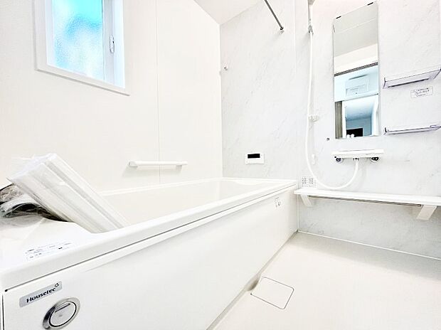 【浴室】～Bath Room～　ゆったりと足を伸ばして入浴することが可能！一日の疲れを癒す貴重なバスタイムです。お子様とご一緒でも十分な広さなので、リビングとは違った家族団欒のひと時をお楽しみいただけます。