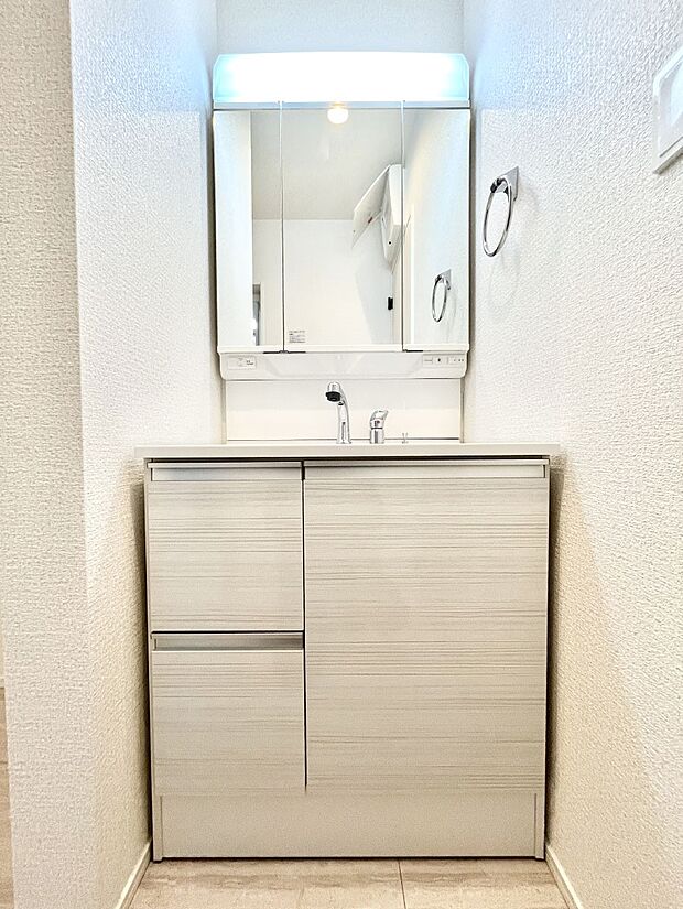 【洗面台・洗面所】~Dressing Room~ 清潔感溢れる色合いで統一されていると、スッキリと整った印象をうけます。 鏡の裏にはたっぷりと収納スペースを標準装備! 水廻りは、シンプルかつ機能性を重視して。