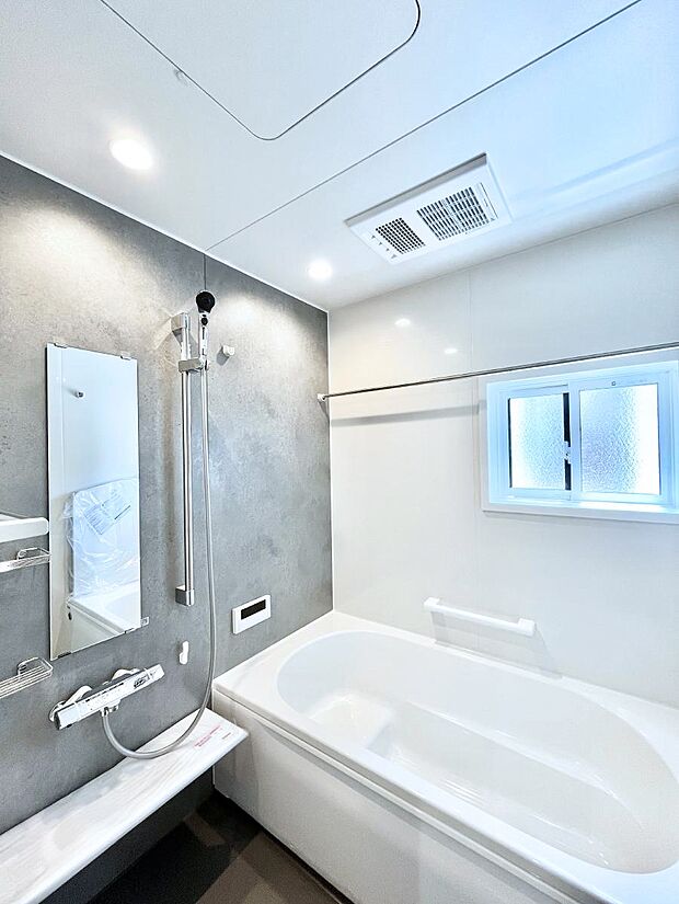 【浴室】~Bath Room~ 落ち着いた雰囲気の浴室で明日に向けてリフレッシュ。浴室乾燥機能も付いているので隣の洗濯機置き場で洗い上がった洗濯物を、雨の日も天気を気にせず乾燥させることも可能です。