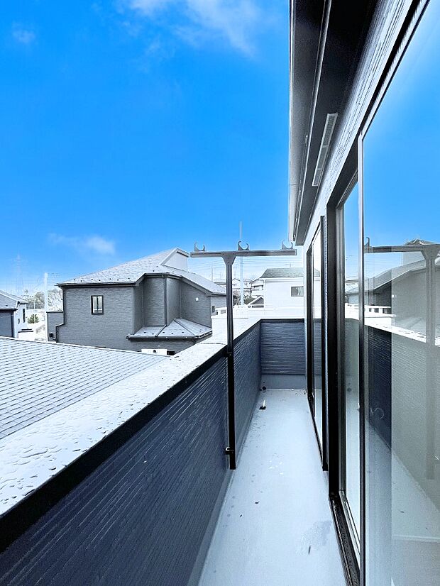 【バルコニー】２部屋にまたがるバルコニー。晴れた日には洗濯物も気持ちよく干せそうですね。
