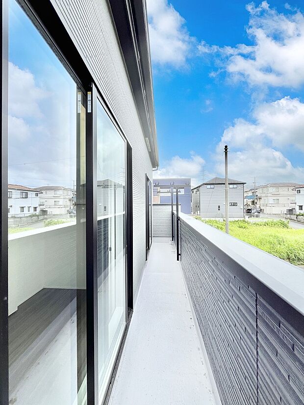 【バルコニー】~Balcony~ 南向きのバルコニーの前には雲以外に太陽を遮るものがありません。お洗濯物も乾きやすく、何より明るく気持ちのいい光が入ってきます。使いやすく開放的なバルコニーです♪