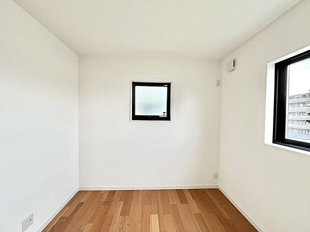 【寝室】◆No.5◆~Bed Room~ マンションと違い部屋数が多いのが戸建てのメリットです。ご家族が増えたことで手狭に感じていた住まいも戸建てでは各居室プライバシーを保つことができます。