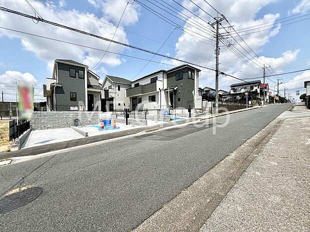 【前面道路含む現地写真】~Exterior~ 前面道路:東 9m 公道 前面道路は閑静な住宅地をはしる車通りの少ない道路。駐車の出し入れもらくらくです!ご不明点・現地見学のご希望は、お気軽にお問い合わせください!
