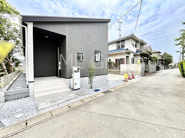 【前面道路含む現地写真】~Exterior~ 前面道路: 西 4m 公道 前面道路は閑静な住宅地をはしる車通りの少ない道路。駐車の出し入れもらくらくです!ご不明点・現地見学のご希望は、お気軽にお問い合わせください!