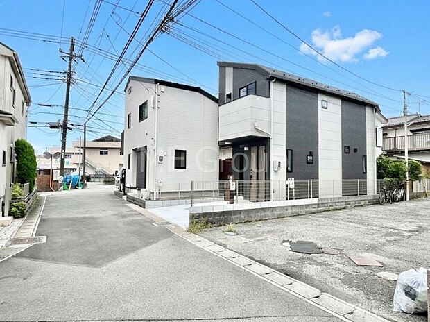 【前面道路含む現地写真】~Exterior~ 前面道路:南東 4m 公道 前面道路は閑静な住宅地をはしる車通りの少ない道路。駐車の出し入れもらくらくです!ご不明点・現地見学のご希望は、お気軽にお問い合わせください!