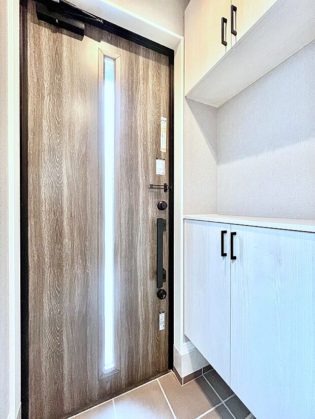 【玄関】~Entrance~ 家の中でお客様を迎える最初の場所である玄関は、家の印象そのものです!豊富な玄関収納で、常に綺麗に保つことが出来ます♪玄関にはたっぷり収納の下駄箱を完備!