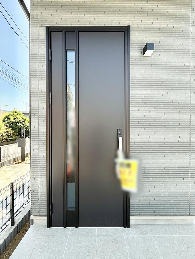 【玄関】大切な家族、来客を出迎える玄関。玄関前は屋根付きで雨が降っていても濡れにくいです。