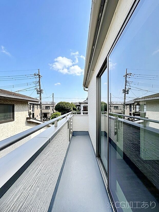 【バルコニー】◆B号棟◆～Balcony～ 大きな空に囲まれた気持ちのいい家。 バルコニーを覗くだけで圧倒的な開放感に包まれます。 バルコニーは陽がさしこみお布団や洗濯物を気持ちよく干すことができます。