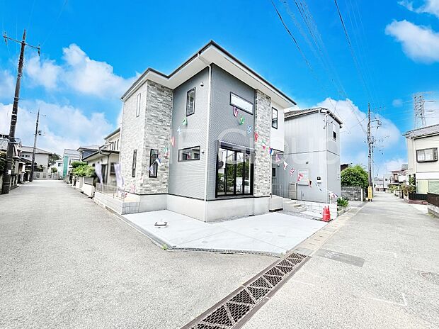 【前面道路含む現地写真】～Exterior～　前面道路：北 3.82m 公道　前面道路は閑静な住宅地をはしる車通りの少ない道路。駐車の出し入れもらくらくです！ご不明点・現地見学のご希望は、お気軽にお問い合わせください！