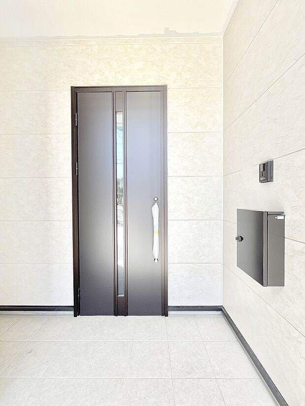 【玄関】~Entrance~ 玄関は、お客さんをお迎えする場であり、家族が出入りする場でもあるので「おうちの顔」とも呼ばれる重要な場所!すっきりと明るく、いつでもお客様をお出迎えできるような設計をしました!