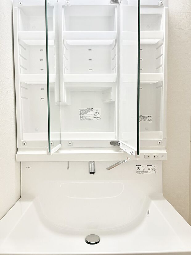 【その他設備(三面鏡裏収納)】三面鏡の裏に、化粧品や衛生用品などを収納可能。洗面台をすっきりと保ちます!