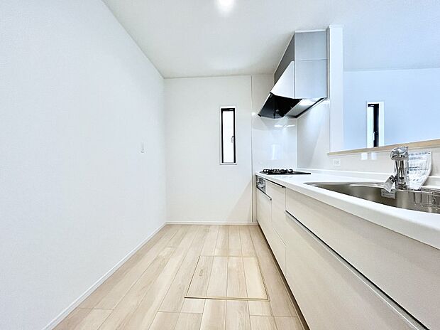 【ダイニングキッチン】~Kitchen~ 自然光が入る窓のあるキッチン☆毎日使う場所だからこそ、使い勝手を考慮しました。ゆったりとしたキッチンコーナーは質感豊かな仕上がりとなっております。