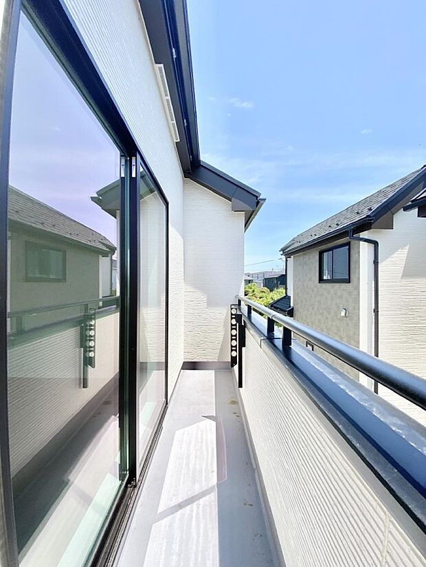 【バルコニー】◆A号棟◆~Balcony~ 大きな空に囲まれた気持ちのいい家。 バルコニーを覗くだけで圧倒的な開放感に包まれます。 バルコニーは陽がさしこみお布団や洗濯物を気持ちよく干すことができます。