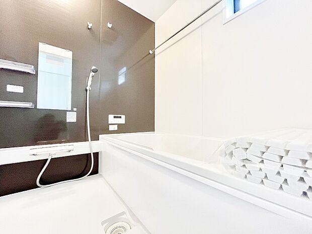 【浴室】~Bath Room~ 落ち着いた雰囲気の浴室で明日に向けてリフレッシュ。浴室乾燥機能も付いているので隣の洗濯機置き場で洗い上がった洗濯物を、雨の日も天気を気にせず乾燥させることも可能です。