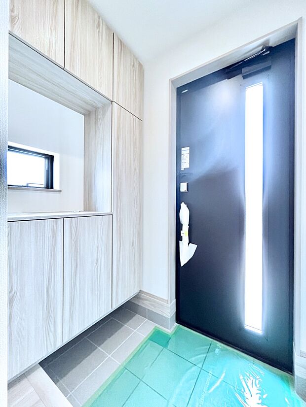 【玄関】◆A号棟◆~Entrance~ 家の中でお客様を迎える最初の場所である玄関は、家の印象そのものです!豊富な玄関収納で、常に綺麗に保つことが出来ます♪玄関にはたっぷり収納の下駄箱を完備!