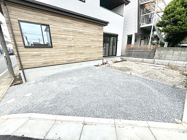 【駐車場】～Parking～　駐車場３台置けます！(車種による)自転車置き場や物置場として、お子様の遊ぶスペースとして、ゆとりある敷地だからこそ可能な多用途にご利用いただけるスペースです。