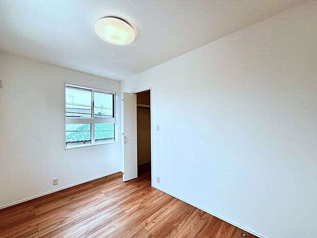 【寝室】～Bed Room～ 全居室には収納クローゼットを完備！普段使いのお洋服や小物はもちろん、季節物のお洋服などもしっかりと整理整頓おしまい頂けます。 居室空間を広く使用できますね。