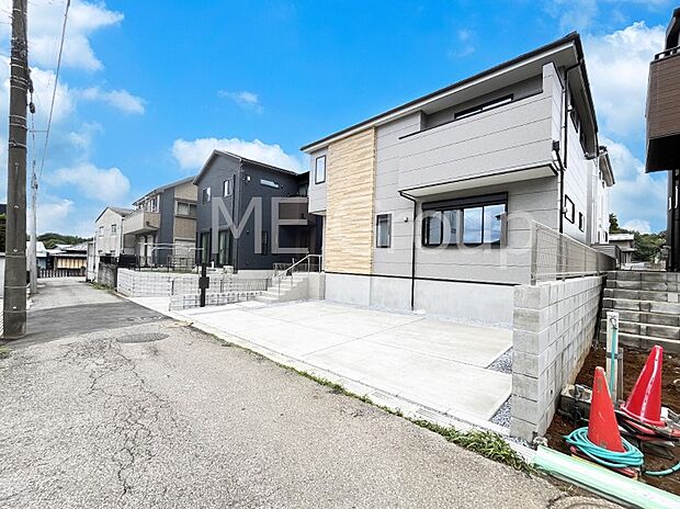 【前面道路含む現地写真】~Exterior~ 前面道路:南 4m 公道 前面道路は閑静な住宅地をはしる車通りの少ない道路。駐車の出し入れもらくらくです!ご不明点・現地見学のご希望は、お気軽にお問い合わせください!