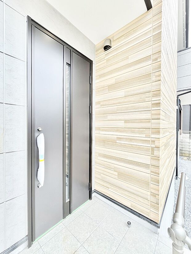 【玄関】~Entrance~ 玄関は、お客さんをお迎えする場であり、家族が出入りする場でもあるので「おうちの顔」とも呼ばれる重要な場所!すっきりと明るく、いつでもお客様をお出迎えできるような設計をしました!