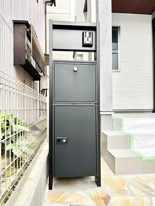 【その他現地】◆1号棟◆表札・インターホン・ポスト・宅配BOXをひとつに集約。エントランスになじむシンプルデザイン。
