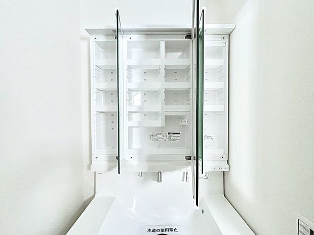 【その他設備(三面鏡裏収納)】三面鏡の裏に、化粧品や衛生用品などを収納可能。洗面台をすっきりと保ちます!