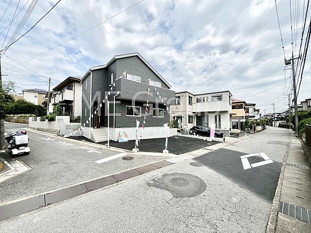 【前面道路含む現地写真】~Exterior~ 前面道路は閑静な住宅地をはしる車通りの少ない道路。駐車の出し入れもらくらくです!ご不明点・現地見学のご希望は、お気軽にお問い合わせください!