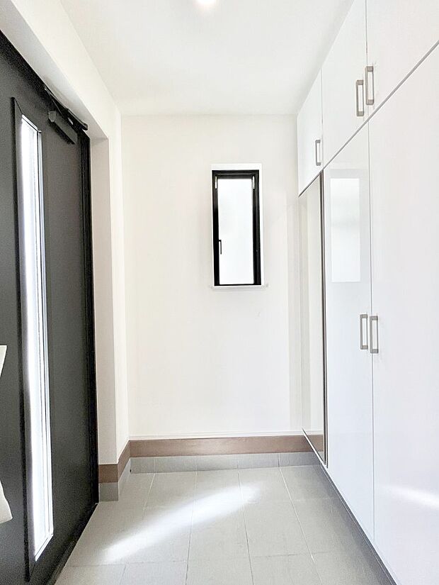 【玄関】◆B号棟◆~Entrance~ 家の中でお客様を迎える最初の場所である玄関は、家の印象そのものです!豊富な玄関収納で、常に綺麗に保つことが出来ます♪玄関にはたっぷり収納の下駄箱を完備!