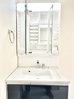 その他設備(三面鏡裏収納)