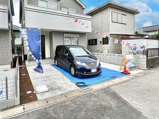 【駐車場】~Parking~ 駐車場2台置けます!(車種による)自転車置き場や物置場として、お子様の遊ぶスペースとして、ゆとりある敷地だからこそ可能な多用途にご利用いただけるスペースです。