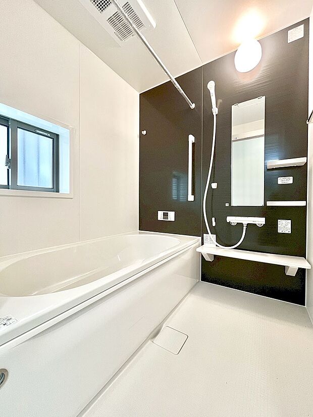 【浴室】~Bath Room~ 落ち着いた雰囲気の浴室で明日に向けてリフレッシュ。浴室乾燥機能も付いているので隣の洗濯機置き場で洗い上がった洗濯物を、雨の日も天気を気にせず乾燥させることも可能です。