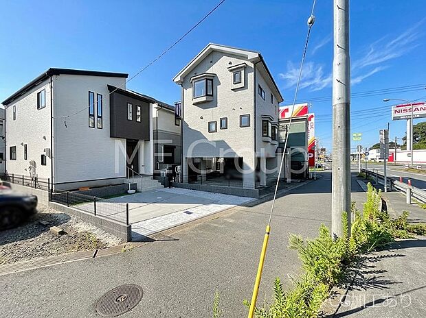 【前面道路含む現地写真】～Exterior～　前面道路：北東 4.17m 公道　前面道路は閑静な住宅地をはしる車通りの少ない道路。駐車の出し入れもらくらくです！ご不明点・現地見学のご希望は、お気軽にお問い合わせください！