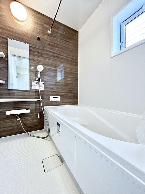 【浴室】～Bath Room～　落ち着いた雰囲気の浴室で明日に向けてリフレッシュ。浴室乾燥機能も付いているので隣の洗濯機置き場で洗い上がった洗濯物を、雨の日も天気を気にせず乾燥させることも可能です。