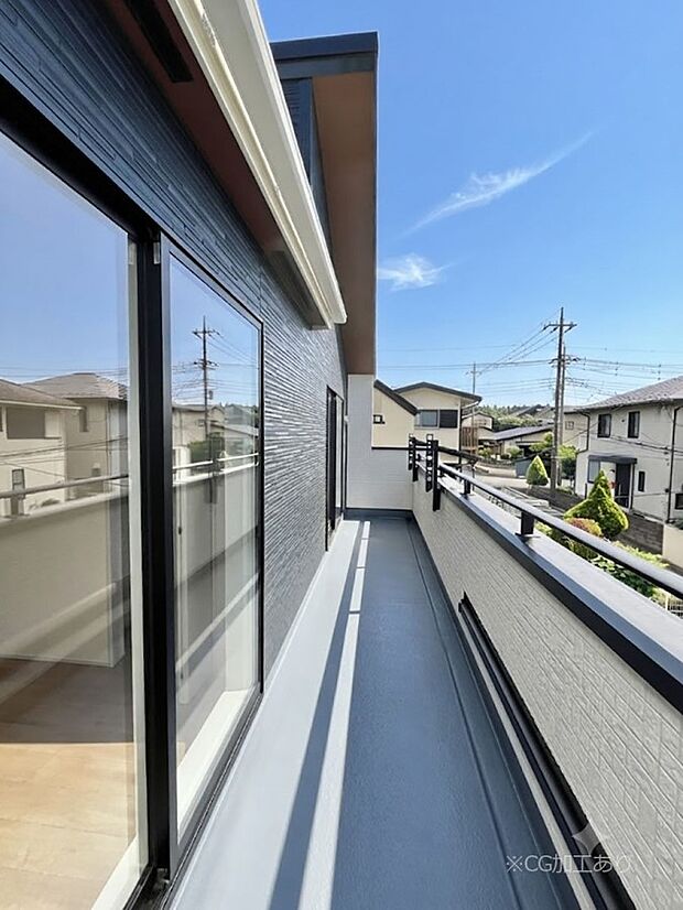 【バルコニー】～Balcony～　大きな空に囲まれた気持ちのいい家。バルコニーを覗くだけで圧倒的な開放感に包まれます。バルコニーは陽がさしこみお布団や洗濯物を気持ちよく干すことができます。