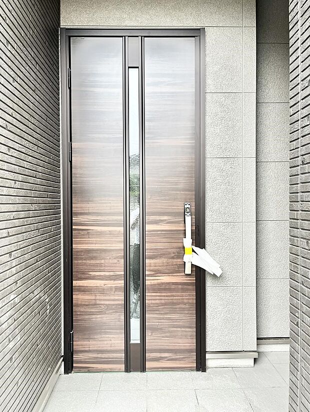【玄関】大切な家族、来客を出迎える玄関。