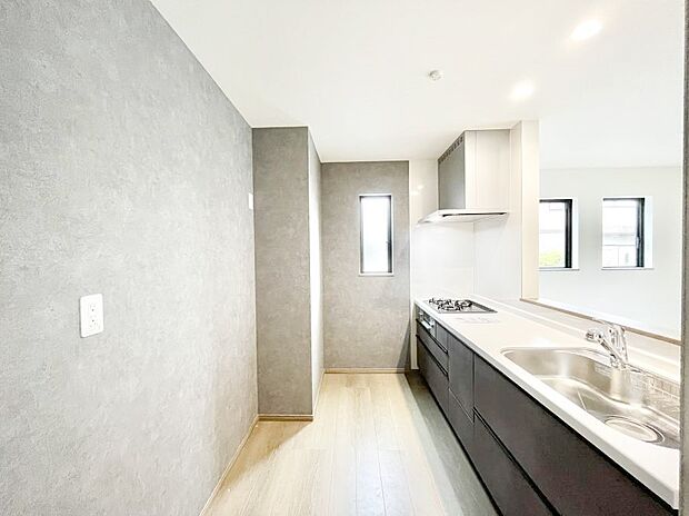 【ダイニングキッチン】◆C号棟◆~Kitchen~ 自然光が入る窓のあるキッチン☆毎日使う場所だからこそ、使い勝手を考慮しました。ゆったりとしたキッチンコーナーは質感豊かな仕上がりとなっております。