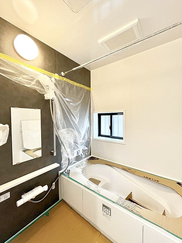 【浴室】◆C号棟◆~Bath Room~ 足を伸ばして入浴することが可能!一日の疲れを癒す貴重なバスタイムです。お子様とご一緒でも十分な広さなので、リビングとは違った家族団欒のひと時をお楽しみいただけます。
