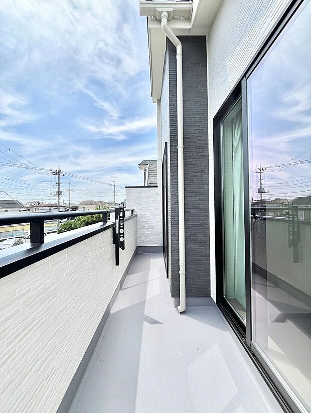【バルコニー】~Balcony~ バルコニーは温かい陽がさしこみ、お布団や洗濯物を気持ちよく干すことができます。 使いやすく開放的なバルコニーです♪陽ざしがたっぷり降り注ぐ、バルコニー付き住まい。