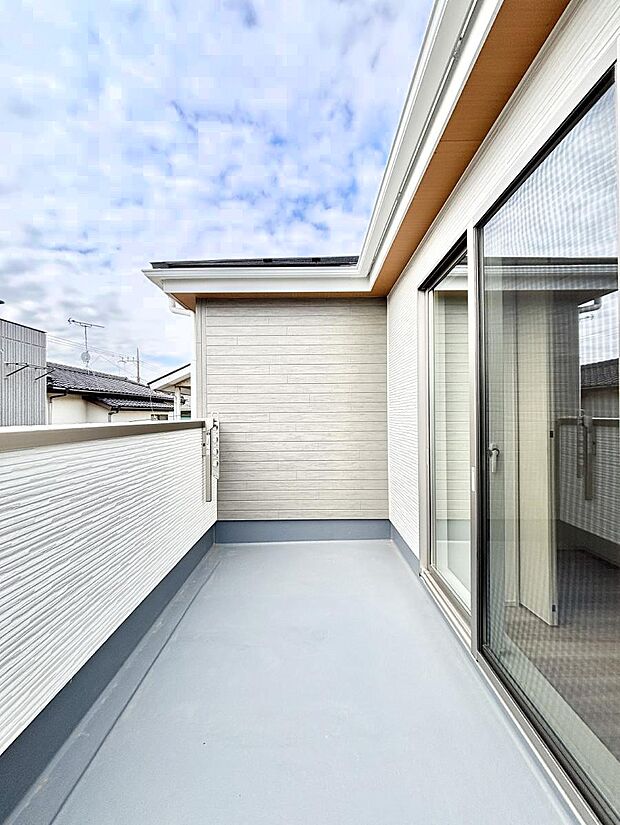 【バルコニー】~Balcony~ 南向きのバルコニーの前には雲以外に太陽を遮るものがありません。お洗濯物も乾きやすく、何より明るく気持ちのいい光が入ってきます。使いやすく開放的なバルコニーです♪