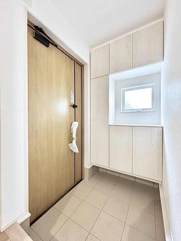 【玄関】~Entrance~ 家の中でお客様を迎える最初の場所である玄関は、家の印象そのものです!豊富な玄関収納で、常に綺麗に保つことが出来ます♪玄関にはたっぷり収納の下駄箱を完備!