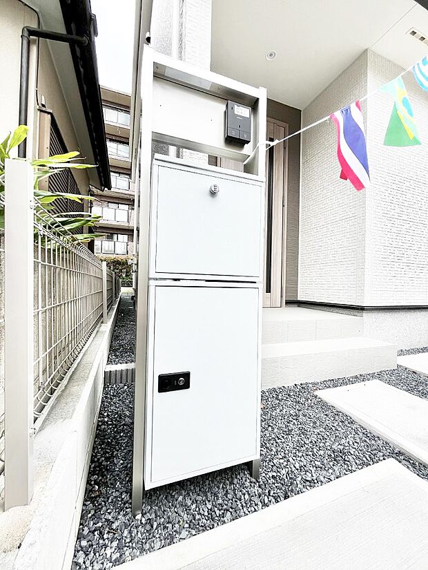 【その他現地】表札・インターホン・ポスト・宅配ＢＯＸをひとつに集約。エントランスになじむシンプルデザイン。