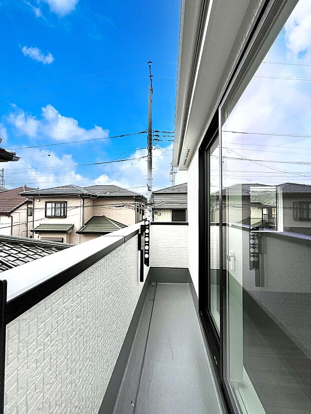 【バルコニー】～Balcony～ バルコニーは温かい陽がさしこみ、お布団や洗濯物を気持ちよく干すことができます。 使いやすく開放的なバルコニーです♪陽ざしがたっぷり降り注ぐ、バルコニー付き住まい。 